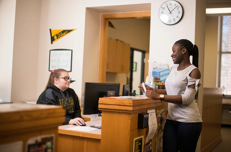 Student visiting Student Advising Center